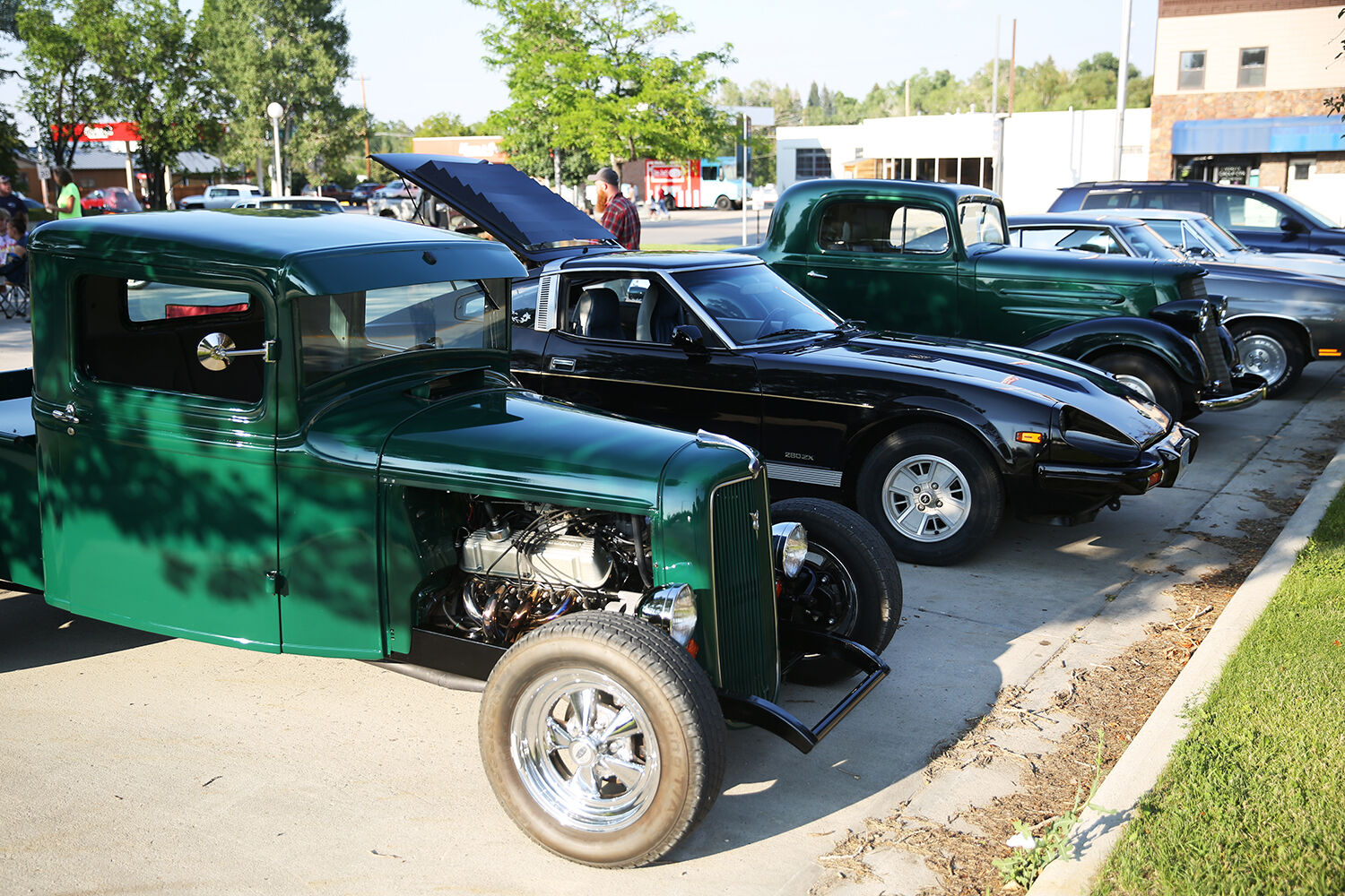 Cars are lined up on the edge of the parking lot